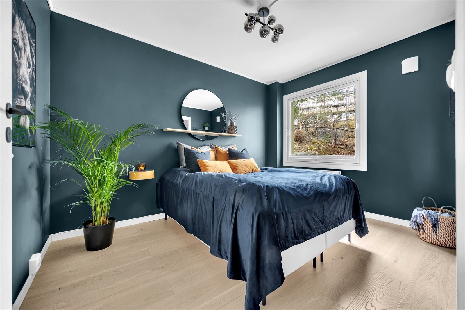 Lunt, innbydende soverom av god størrelse. Soverommet er malt i en lun og behagelig blåfarge. Galleribilde