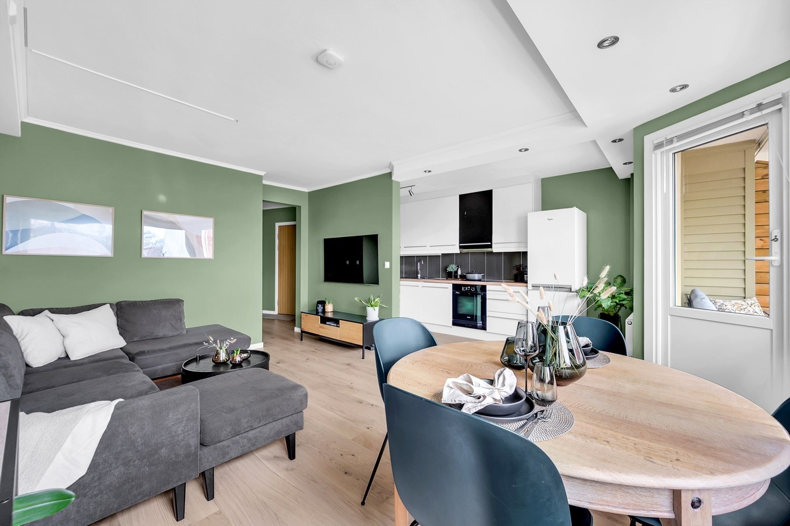 Det er god plass til spisebord i tilknytning til kjøkkenet. Galleribilde