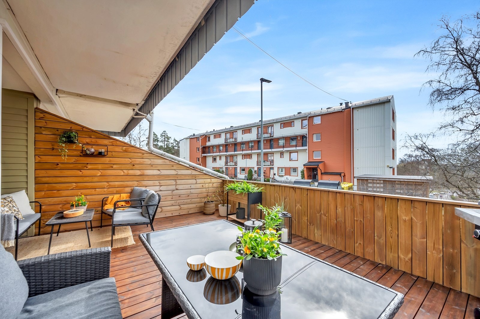 Her kan du nyte lange sommerdagen med sol hele dagen fra rundt kl. 12 til solnedgang. Galleribilde