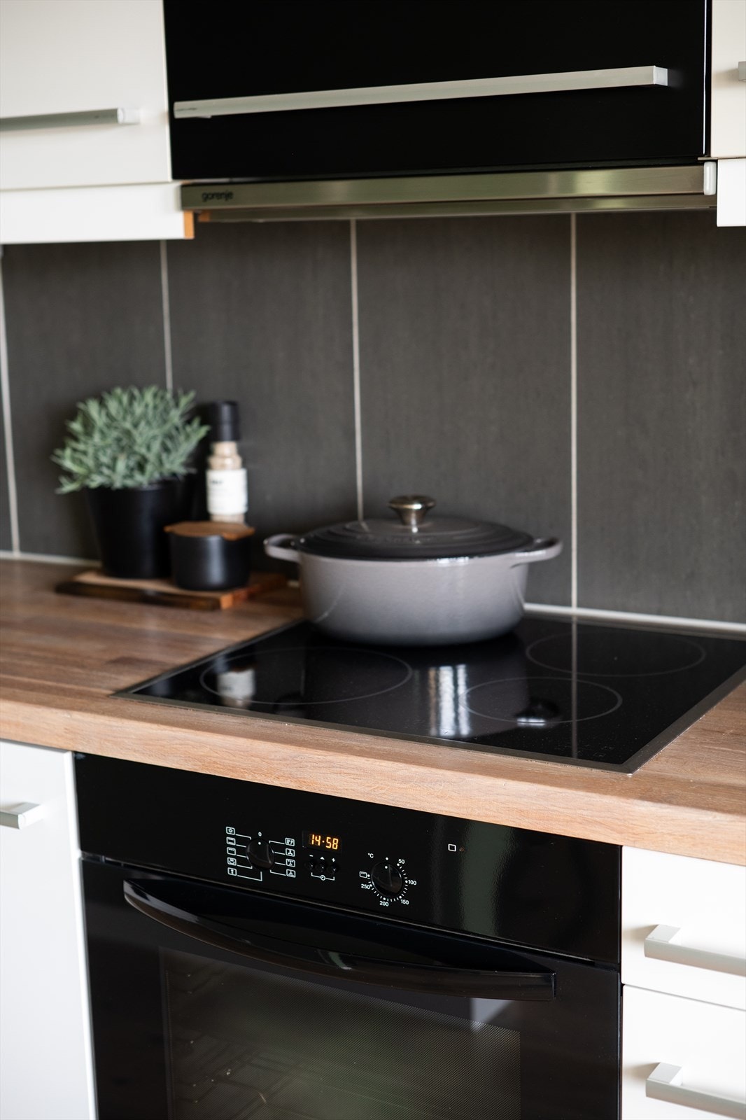 Integrert platetopp, stekeovn og oppvaskmaskin. Kullfilterventilator over kokeplass. Galleribilde