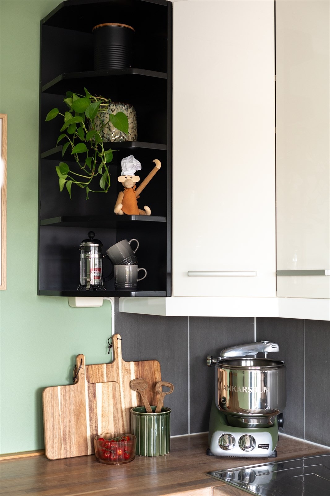 Det er godt med lagringsplass i både skap og skuffer, samt god plass til matlaging. Galleribilde