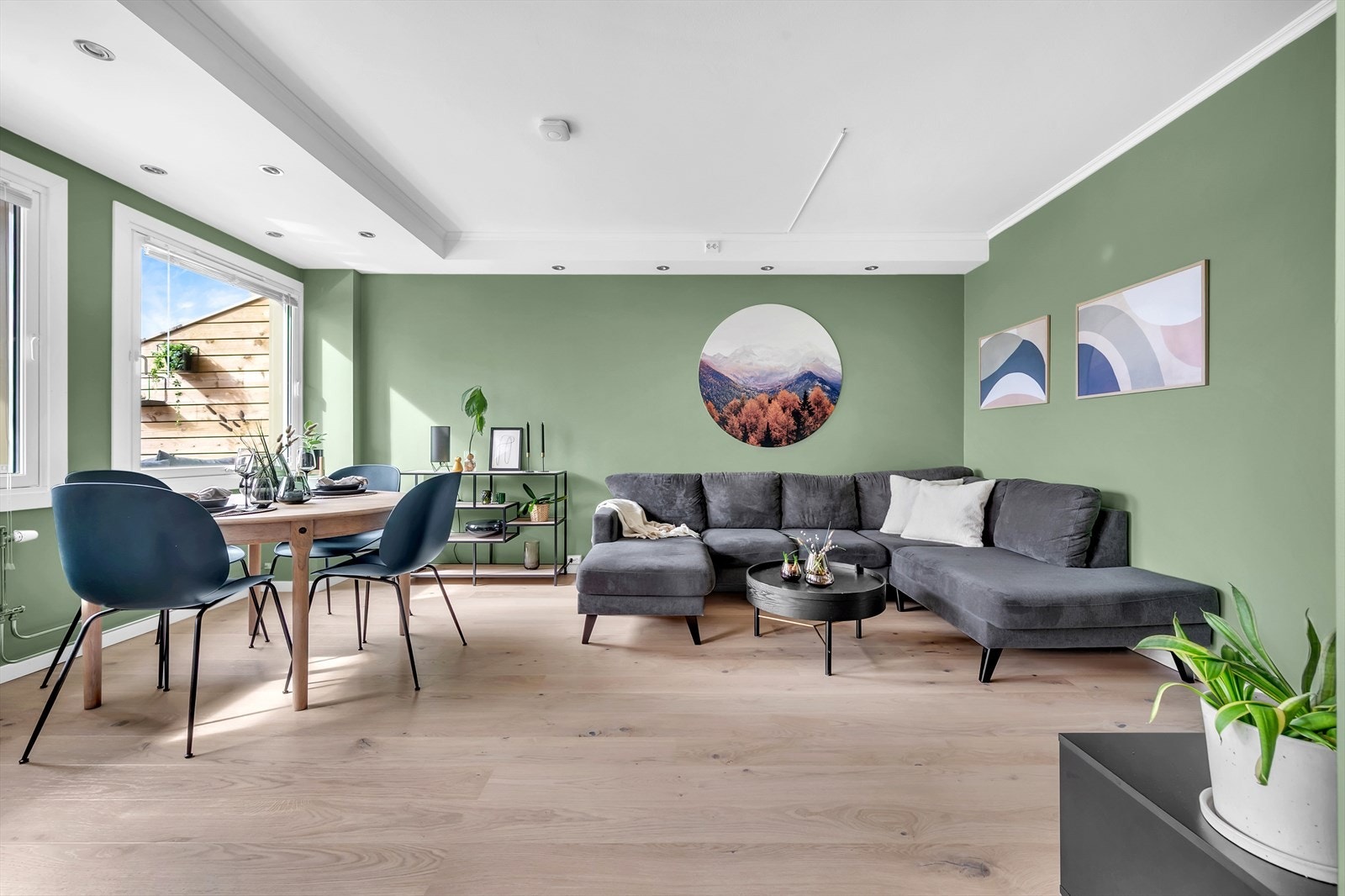 En lys, meget tiltalende og gjennomgående 2-roms med sentral beliggenhet på Oppsal. Galleribilde