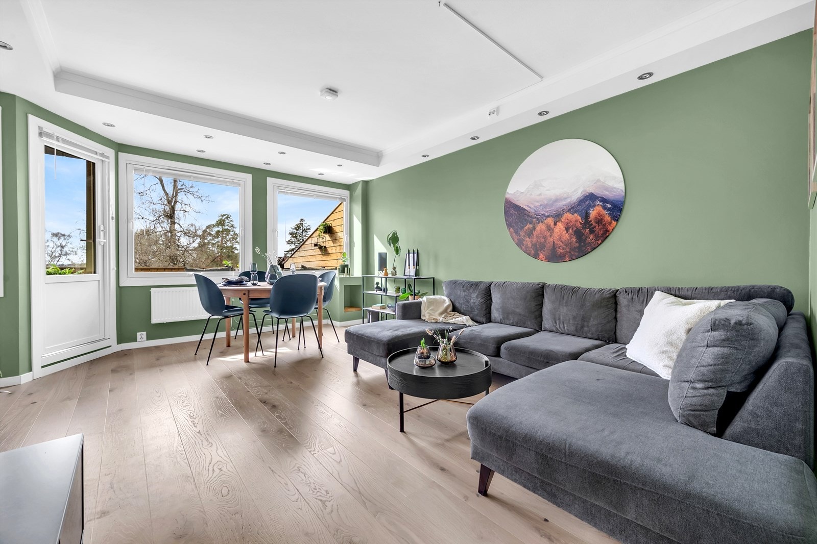 Rommet har godt lysinnslipp via store vindusflater og balkongdør som bidrar til en luftig og god romfølelse. Galleribilde