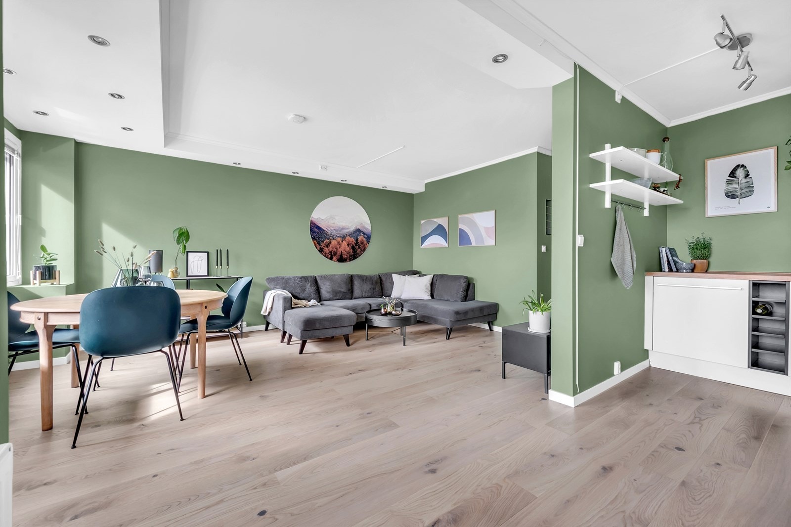 Leiligheten har en lys og innbydende stue av god størrelse. Galleribilde