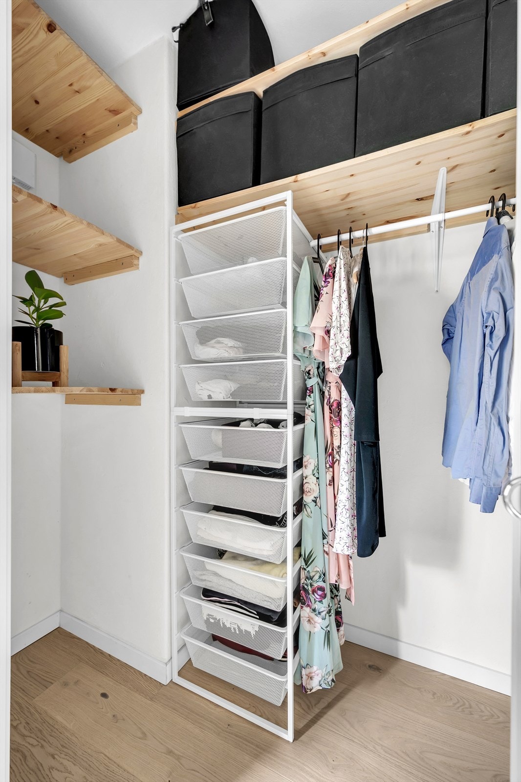 Her er det god plass til oppbevaring med skuffer, hyller og garderobestang. Galleribilde