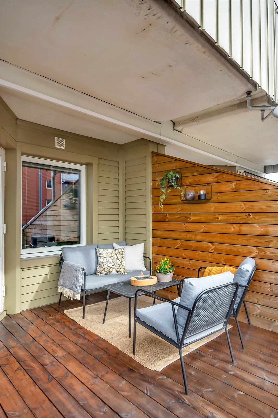 Selger opplyser at det ble jevnet og lagt nytt terrassegulv i 2020 og oppført nye terrassevegger med stendere og bordkledning i 2023. Galleribilde