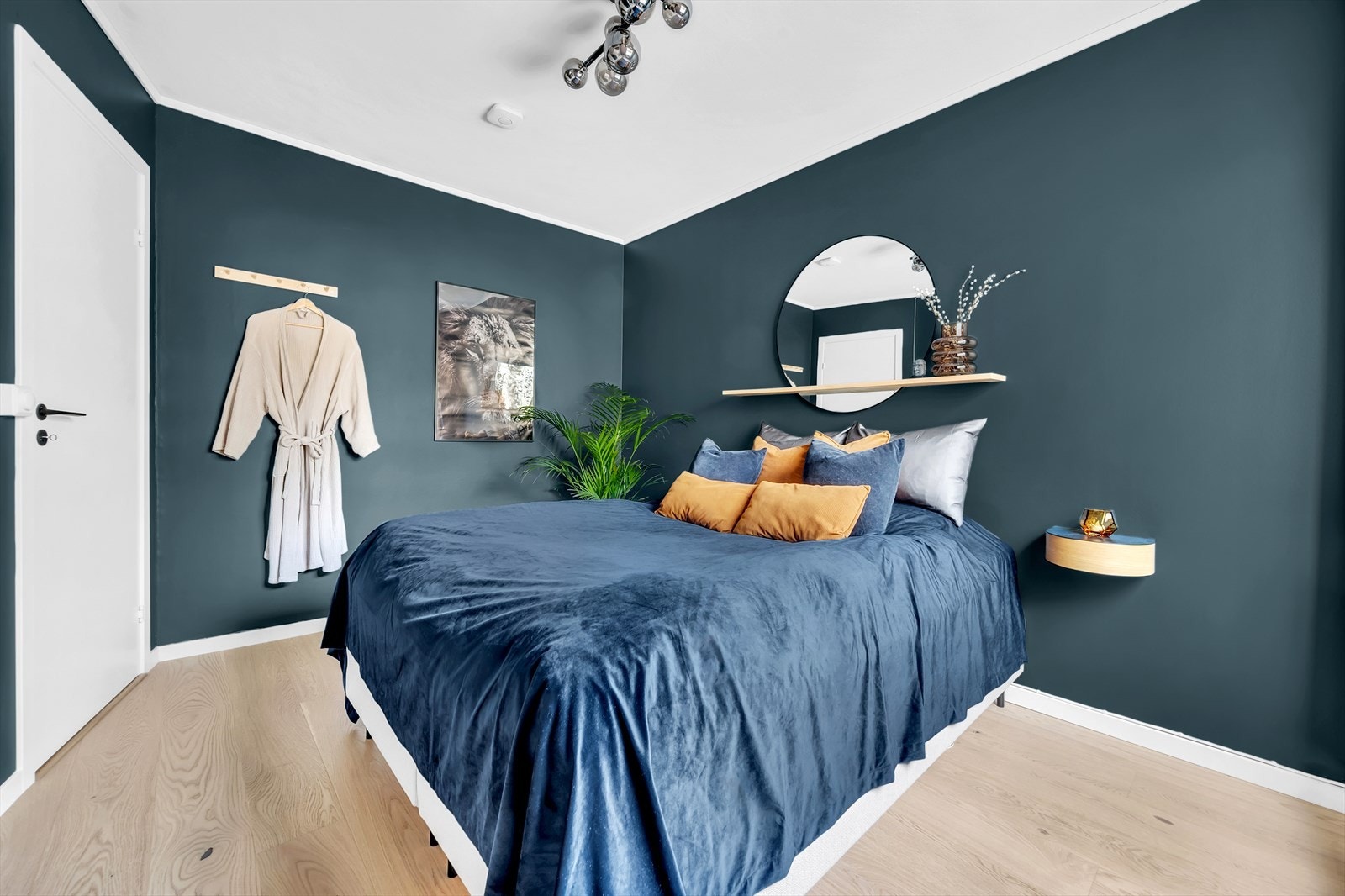 Det er god plass til dobbeltseng med tilhørende nattbord på hver side. Galleribilde