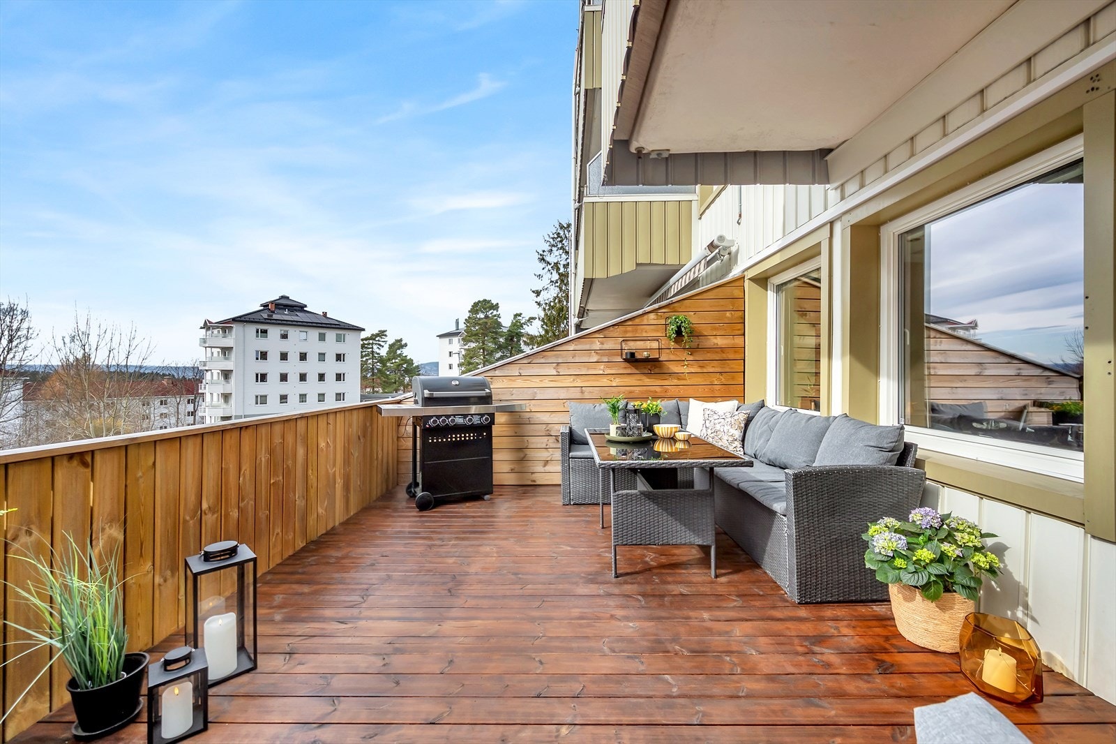 Fra stuen er det utgang til en sydvestvendt terrasse på hele 22 kvm. Galleribilde