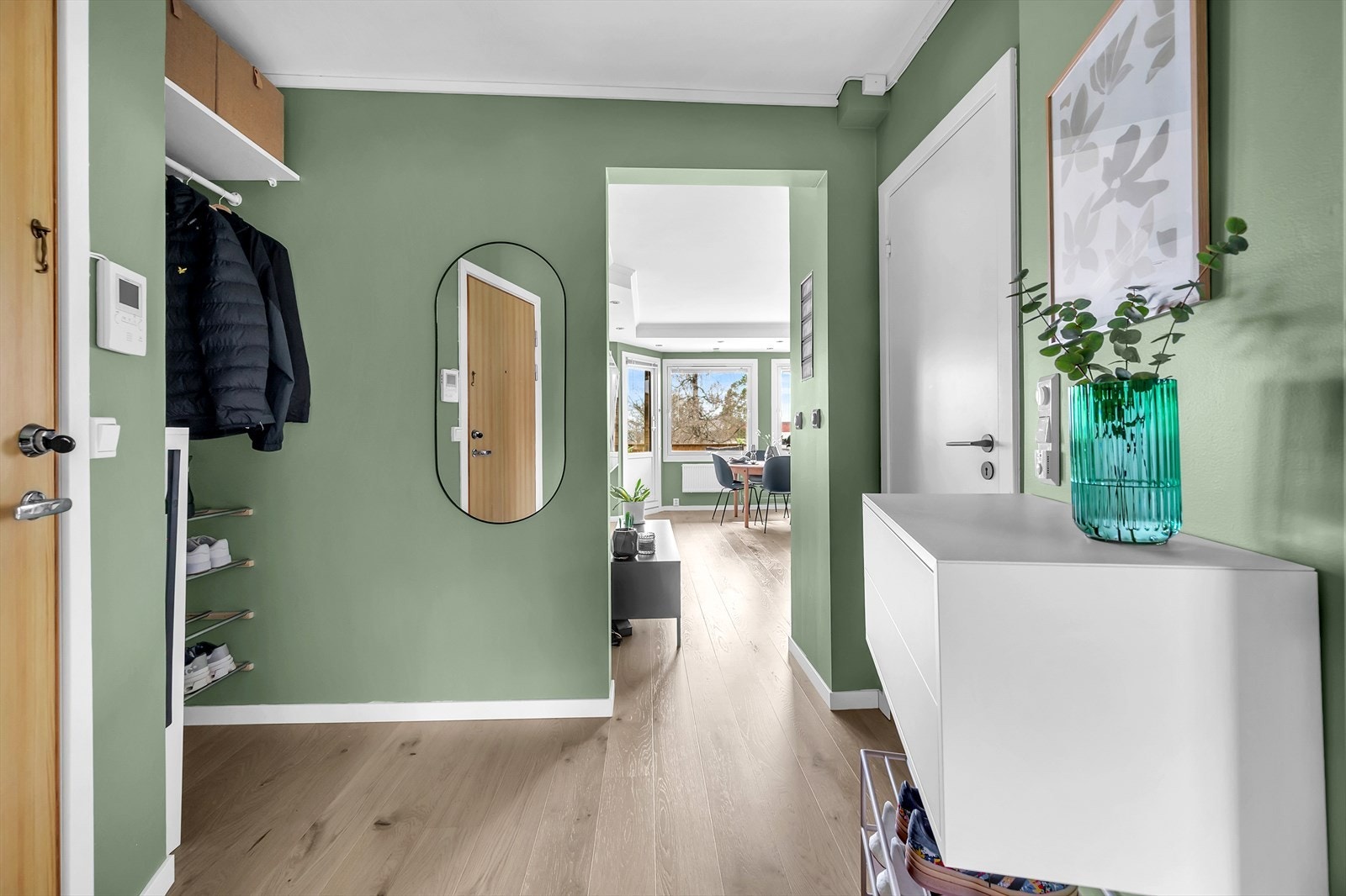 Velkommen inn! Det er plass til oppbevaring av sko og yttertøy i åpen garderobeløsning. Galleribilde