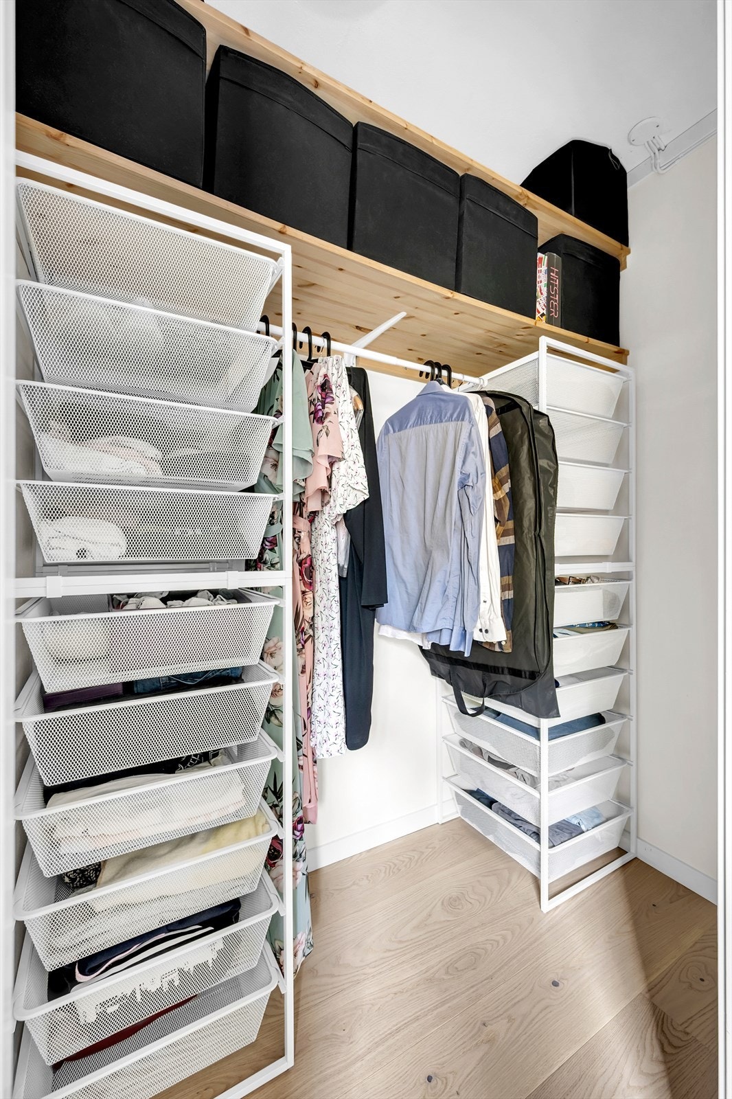 Den tidligere boden er omgjort til garderobeløsning med direkte adkomst fra soverom. Soverommet og garderoben ble pusset opp i 2021. Galleribilde