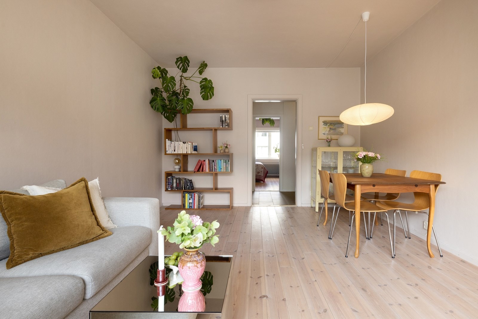 En lys, meget innbydende og romslig 2-roms med tilbaketrukket og populær beliggenhet på Sagene. Galleribilde