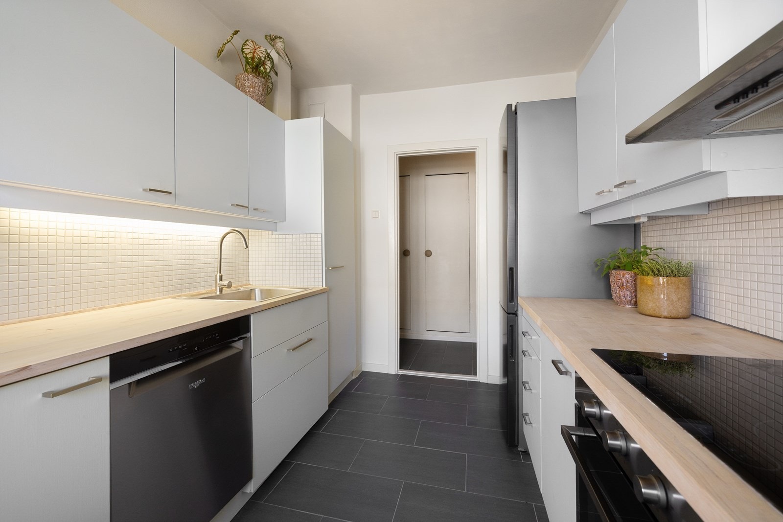 Det er godt med oppbevaringsplass i både skap og skuffer, samt god plass til matlaging. Galleribilde