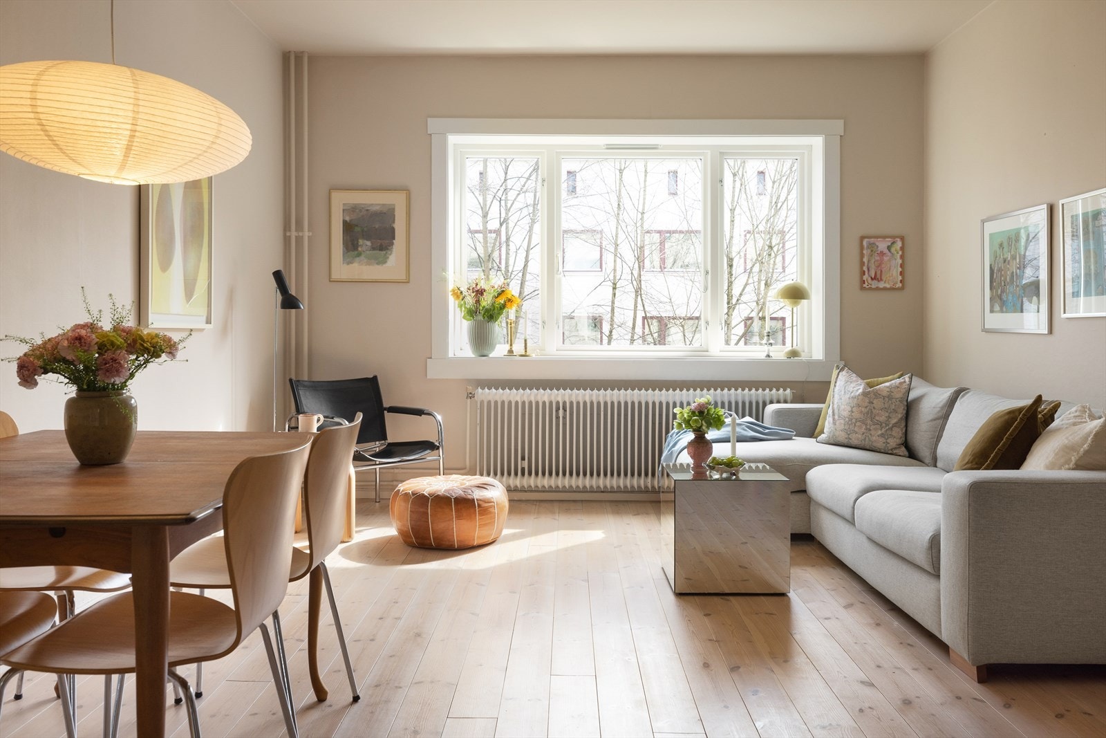 Leiligheten har en lys, lun og innbydende stue av god størrelse. Galleribilde