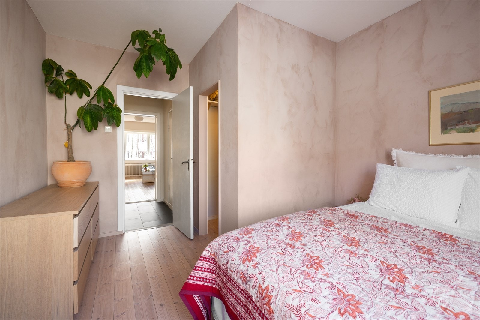 Soverommet er malt i en delikat og behagelig fargetone og har stort vindu som sikrer godt med lys og luft. Galleribilde