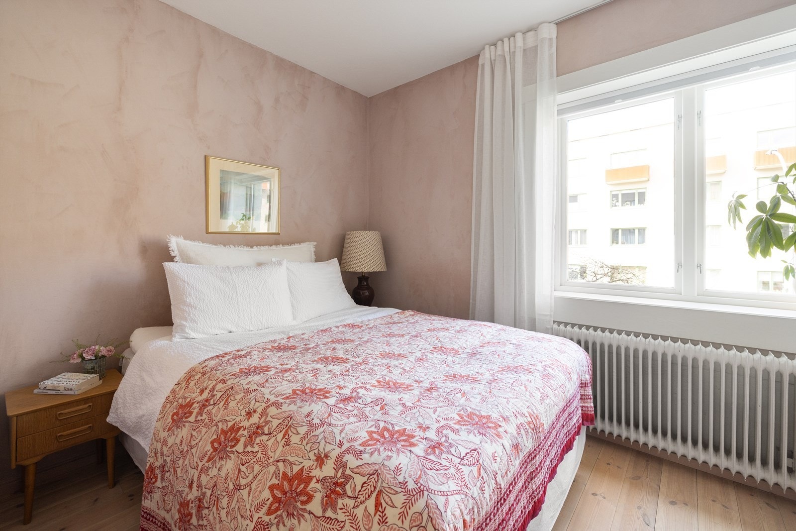 Leiligheten har et lunt og romslig soverom. Galleribilde