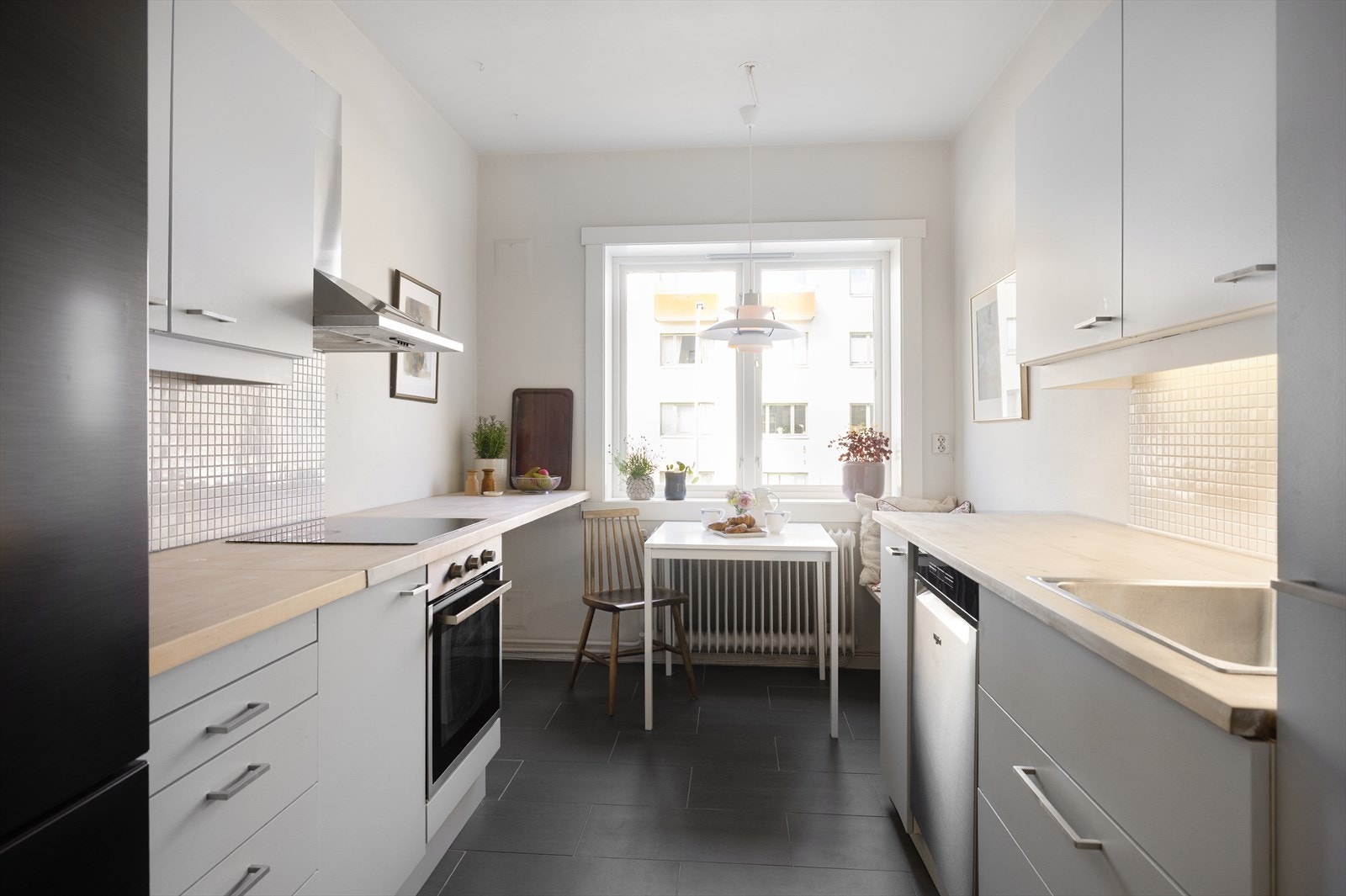 Flott, separat kjøkken med hyggelig spiseplass. Galleribilde