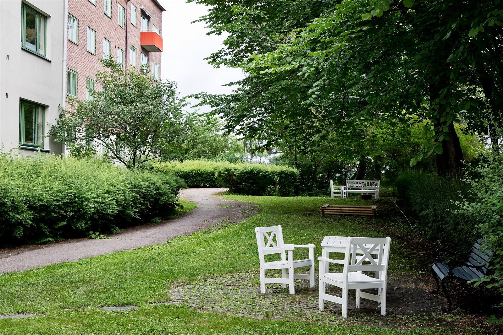 Borettslaget har en idyllisk bakgård med sittegrupper, plen og beplantning. Galleribilde