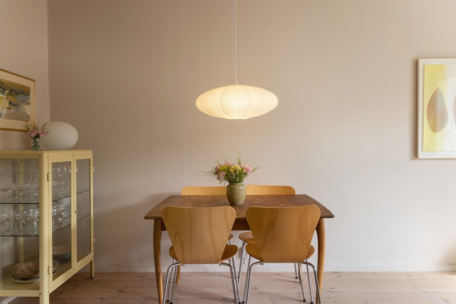 I stuen er det plass til spisegruppe. Selger har hatt mange større middagsselskaper i stuen så her kan det fint dekkes til mange. Galleribilde