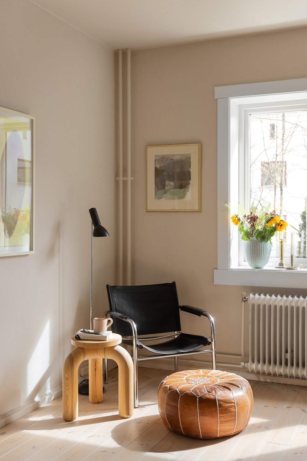 Stuen har en planløsning som gjør det enkelt å møblere, og det innredes enkelt i flere soner. Galleribilde