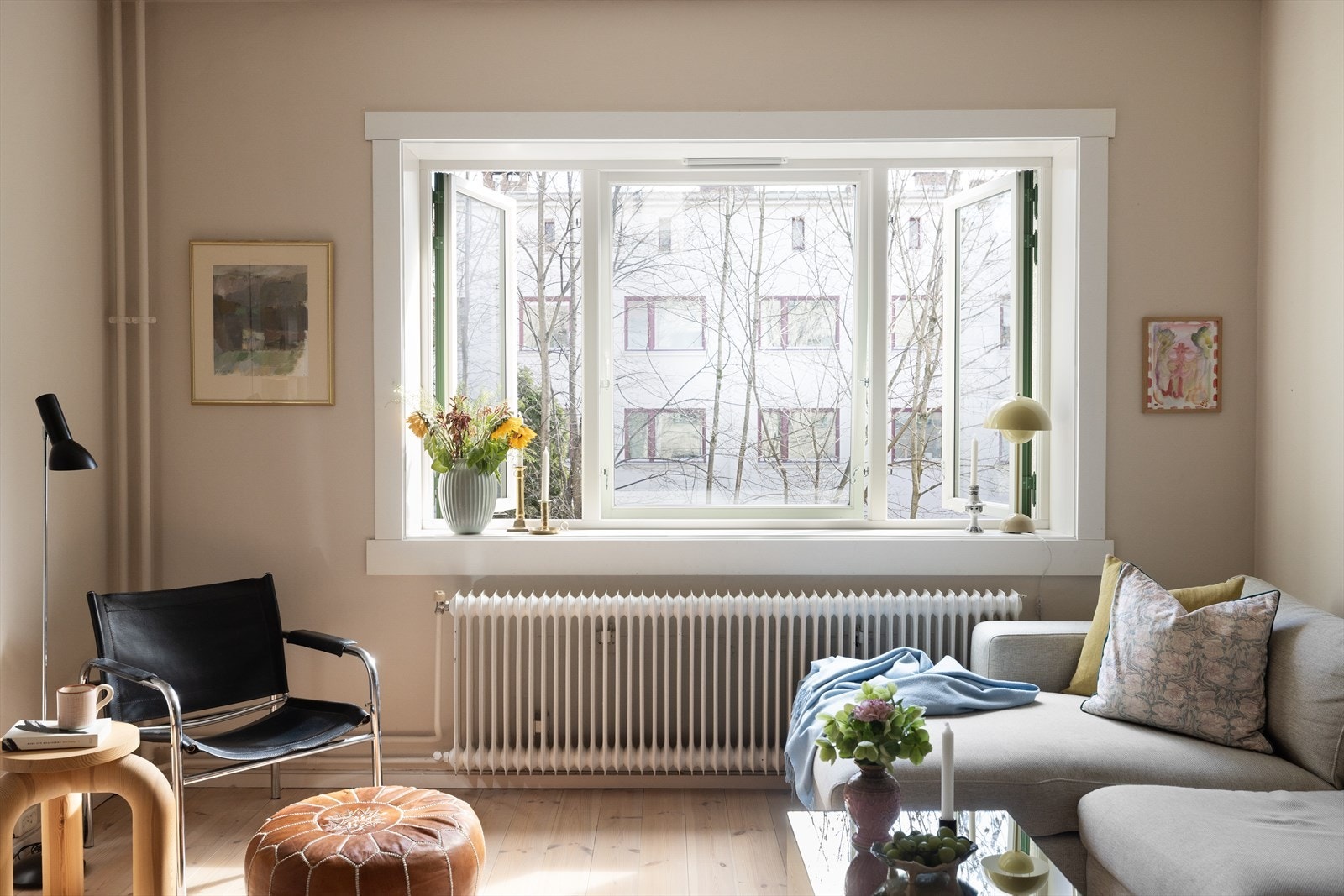 Rommet har godt lysinnslipp fra stort vindu og svært god takhøyde på 2,64 meter som gir en god og luftig romfølelse. Trærne utenfor stuevinduet bugner på sommerstid. Galleribilde