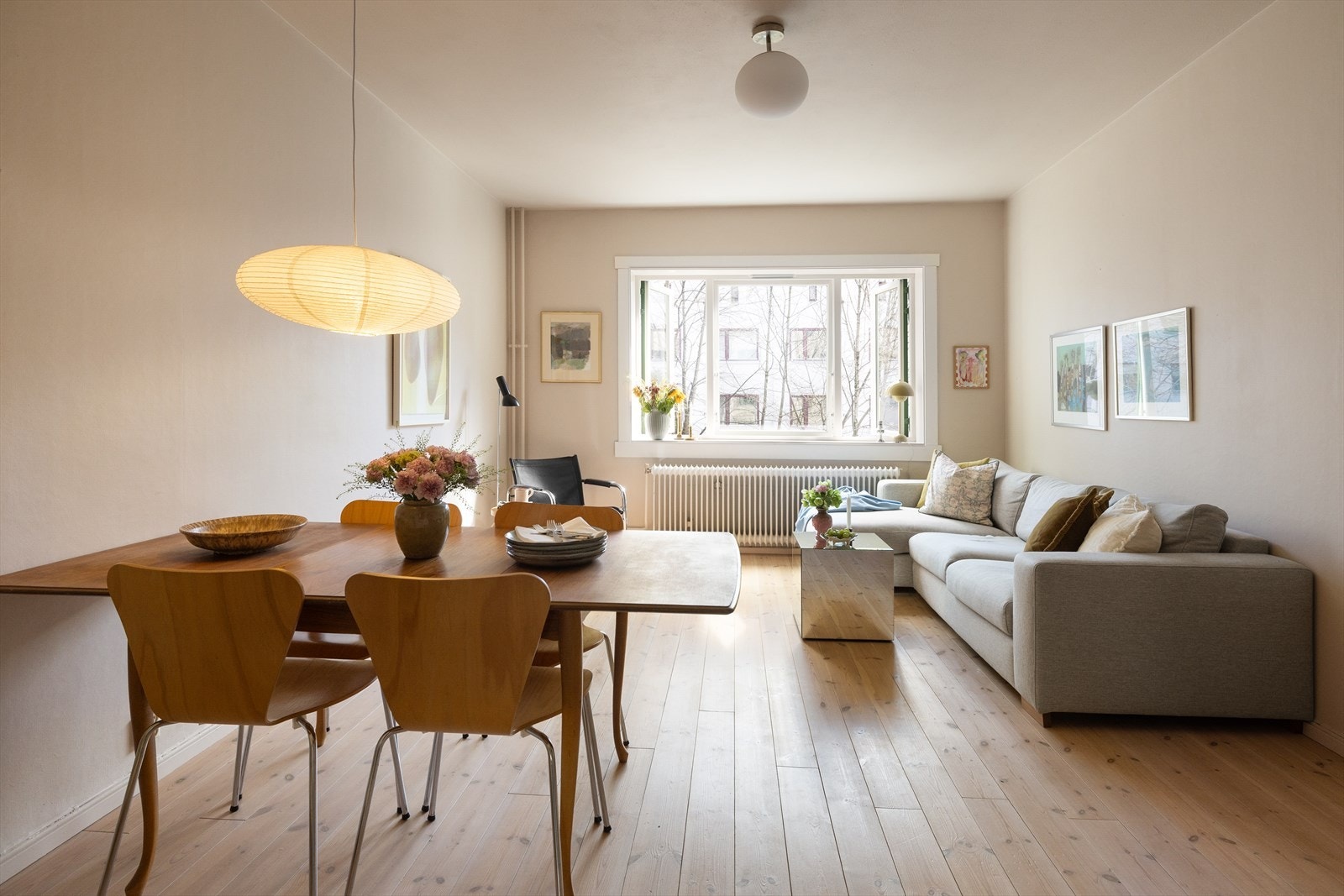 Leiligheten ligger i 2. etasje, og inneholder entré, kjøkken, stue, bad og soverom med omkledningsrom. Galleribilde