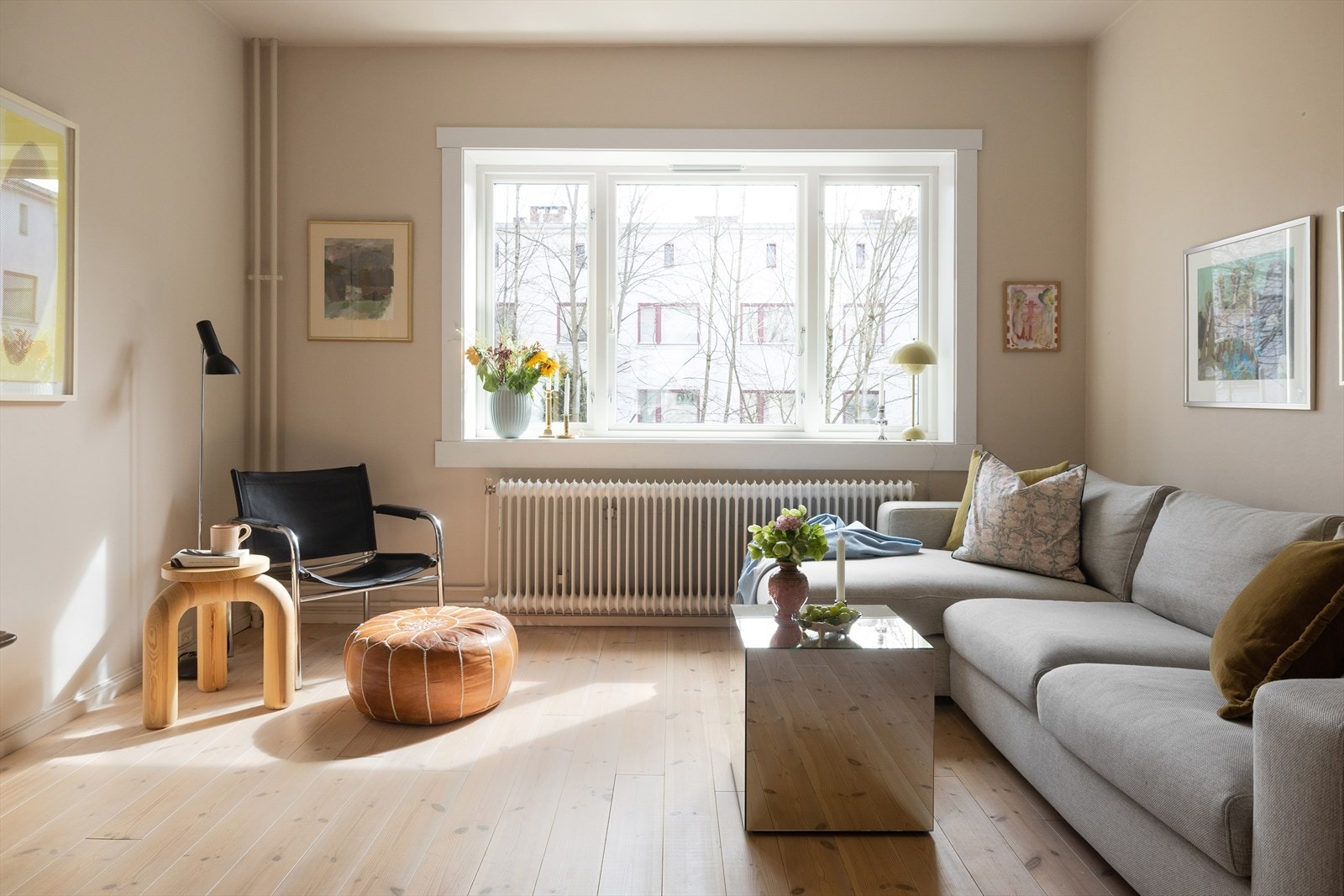 I stuen er det god plass til stor sofagruppe med tilhørende sofabord og tv-møblement. Galleribilde