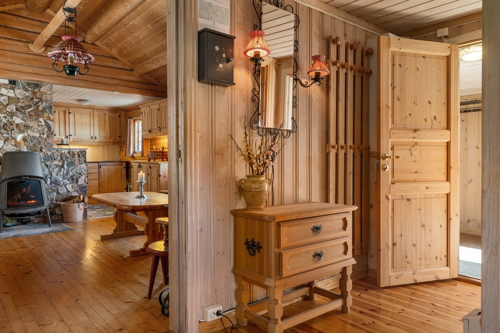 Entre med plass for garderobeskap. Galleribilde