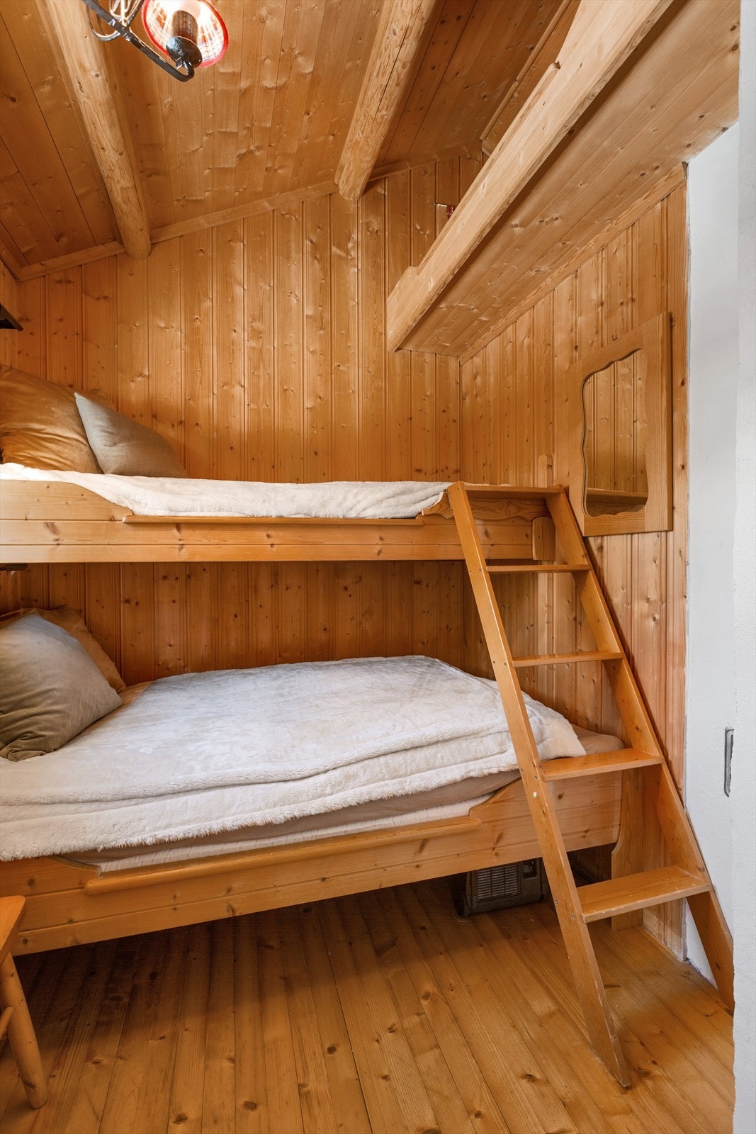 Jomfrubur innover/over kjøkken for ekstra soveplasser eller ekstra plass for oppbevaring. Galleribilde