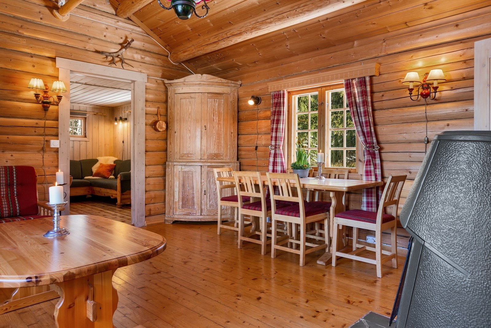 God plass til salong og en spisegruppe for små og store lag. Galleribilde