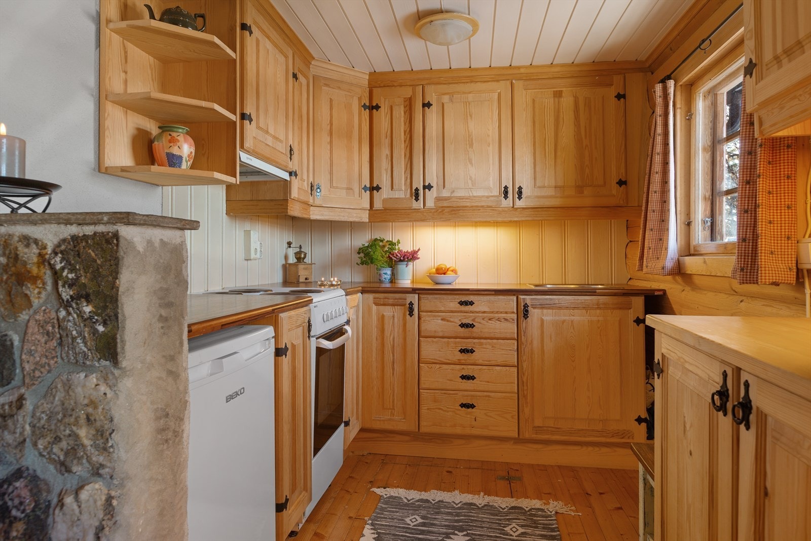 Frittstående hvitevarer som komfyr og benkemodell kjøleskap. Galleribilde