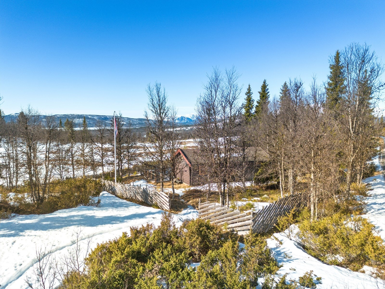 Revulen ligger åpent og fint til ca. 932 moh. på fjellet, i ett område med etablerte hytter- og stølseiendommer. Galleribilde