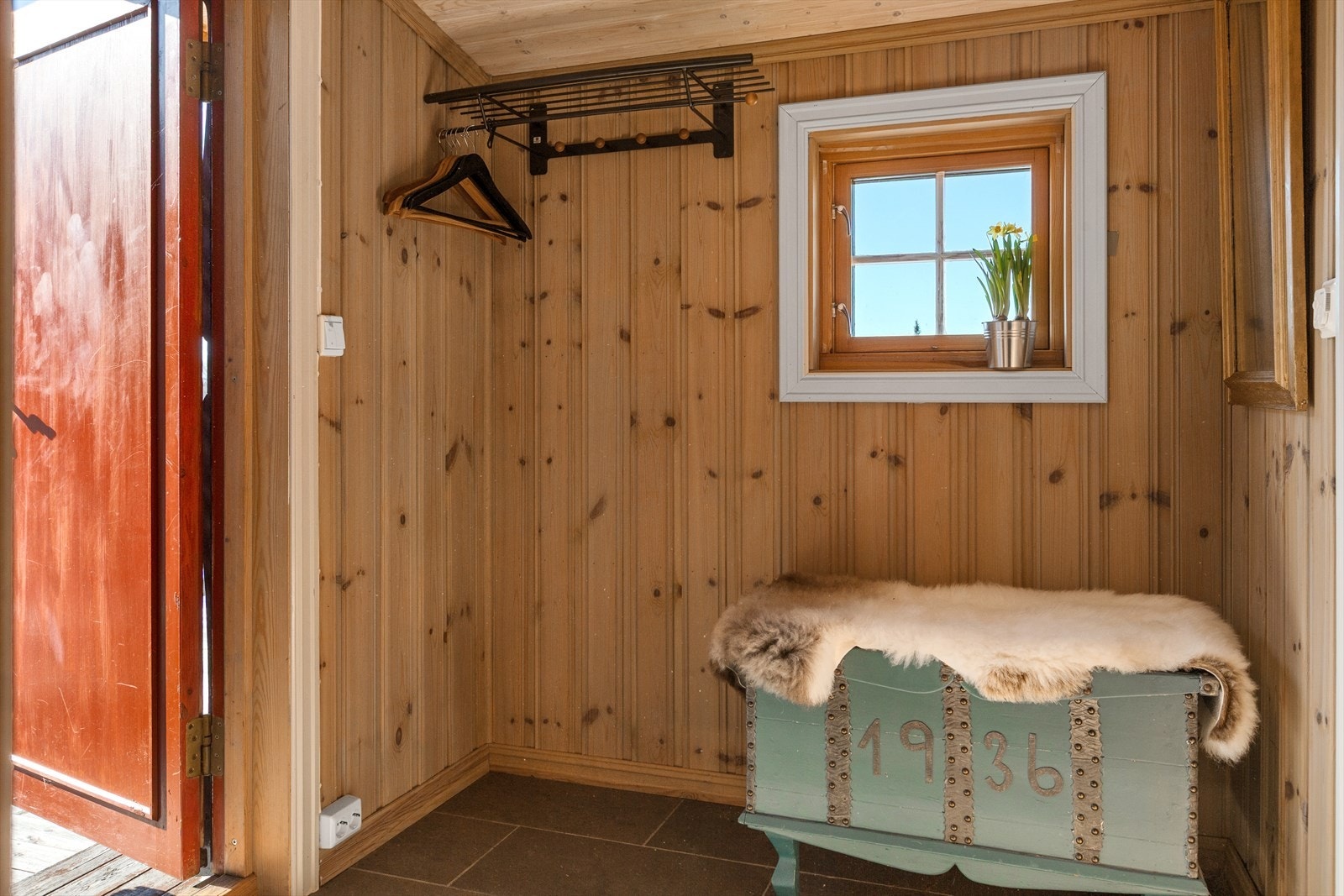 Velkommen inn! Gang med plass for å henge fra seg yttertøyet, prsktiske fliser og varmekabler gulv. Galleribilde