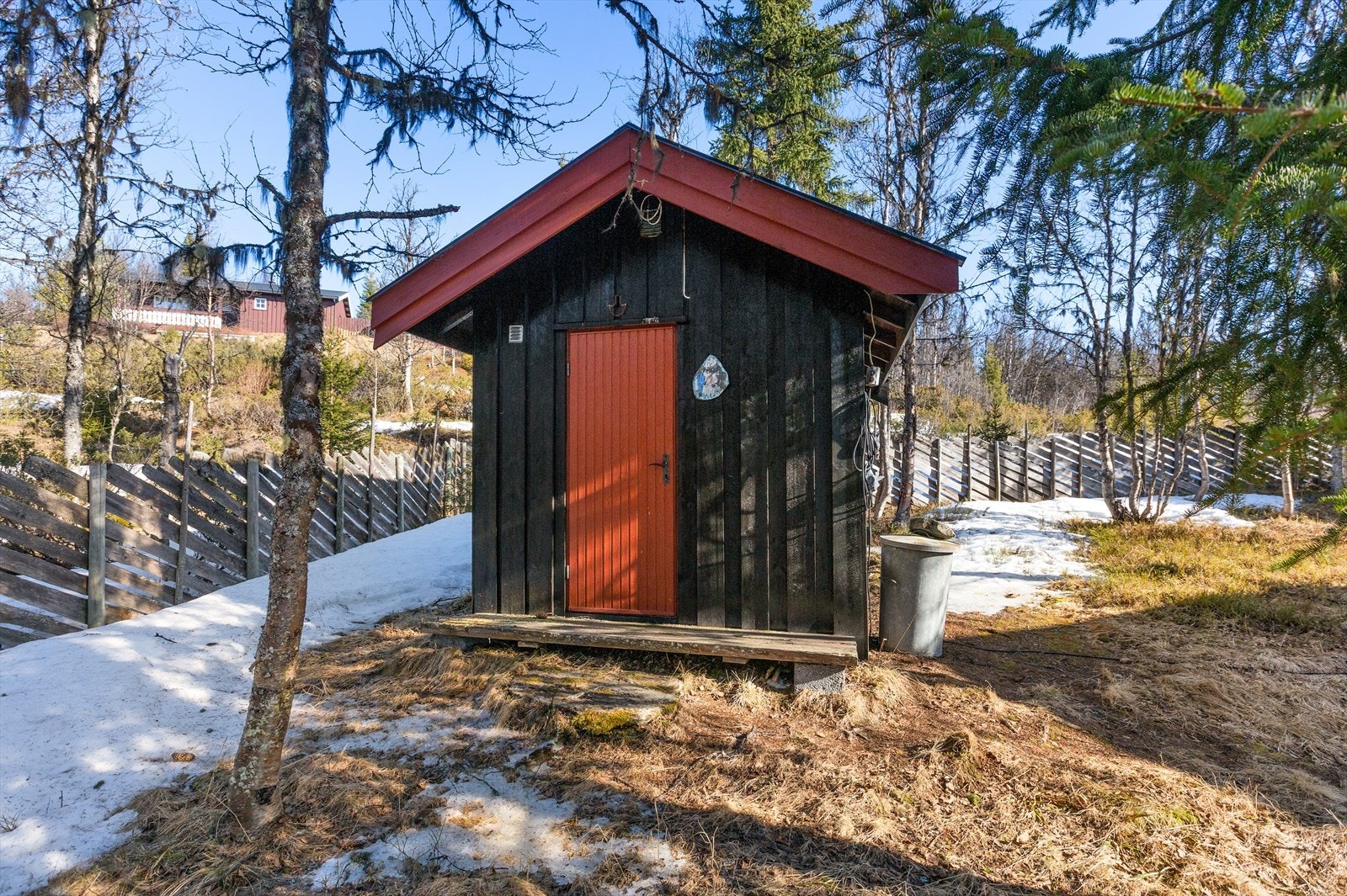 Uthus for ved og redskaper, samt rom for biodoen. Galleribilde