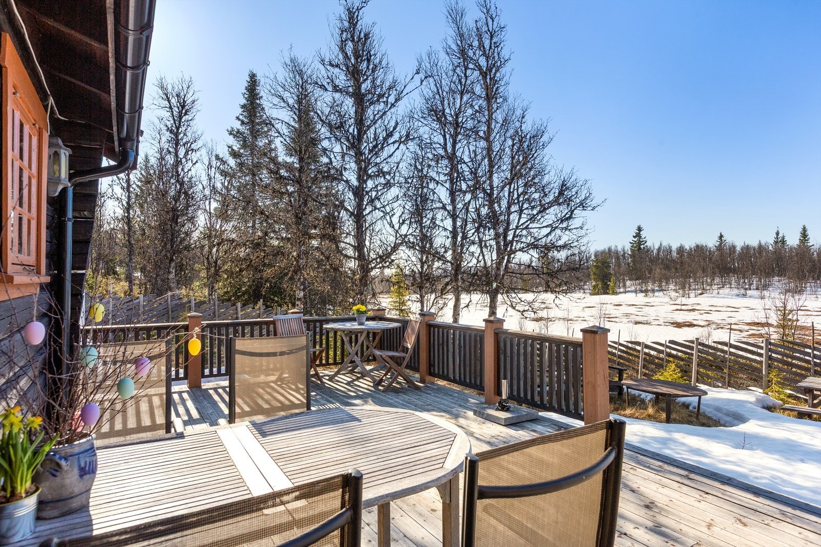 Romslig terrasse med flere møbleringsmuligheter. Galleribilde