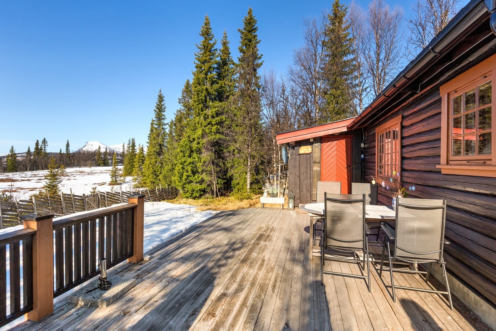 Terrasse i forbindelse med inngangsparti. Galleribilde