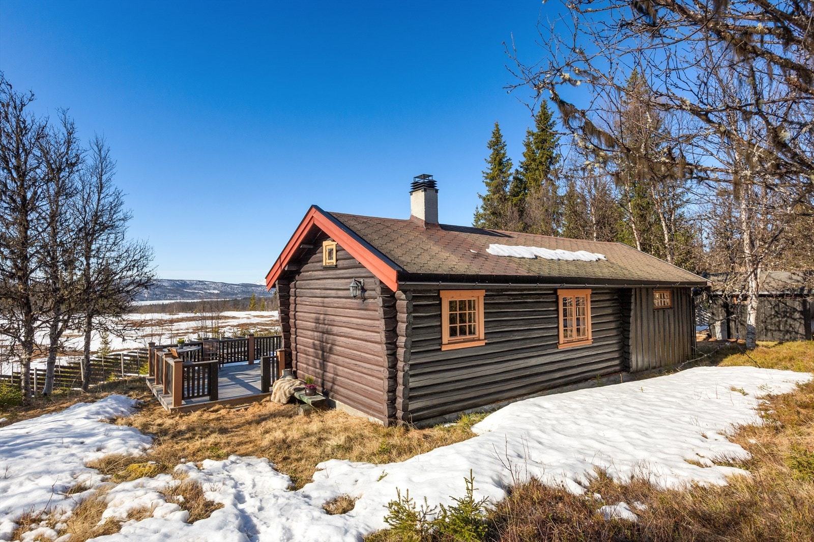 Eiendommen har gode solforhold og vid flott utsikt utover store fjellområder som bla. Skogshorn. Galleribilde