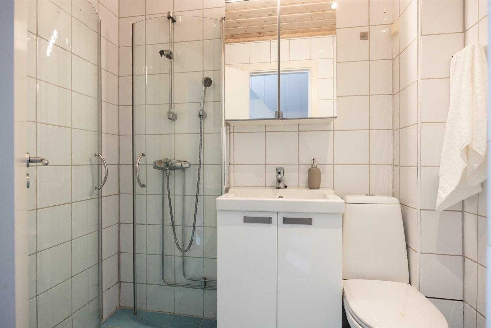 - Baderommet er innredet med klosett, servant nedfelt i innredning, speilskap og dusjhjørne med svingbare glassdører. Naturlig ventilasjon - Galleribilde