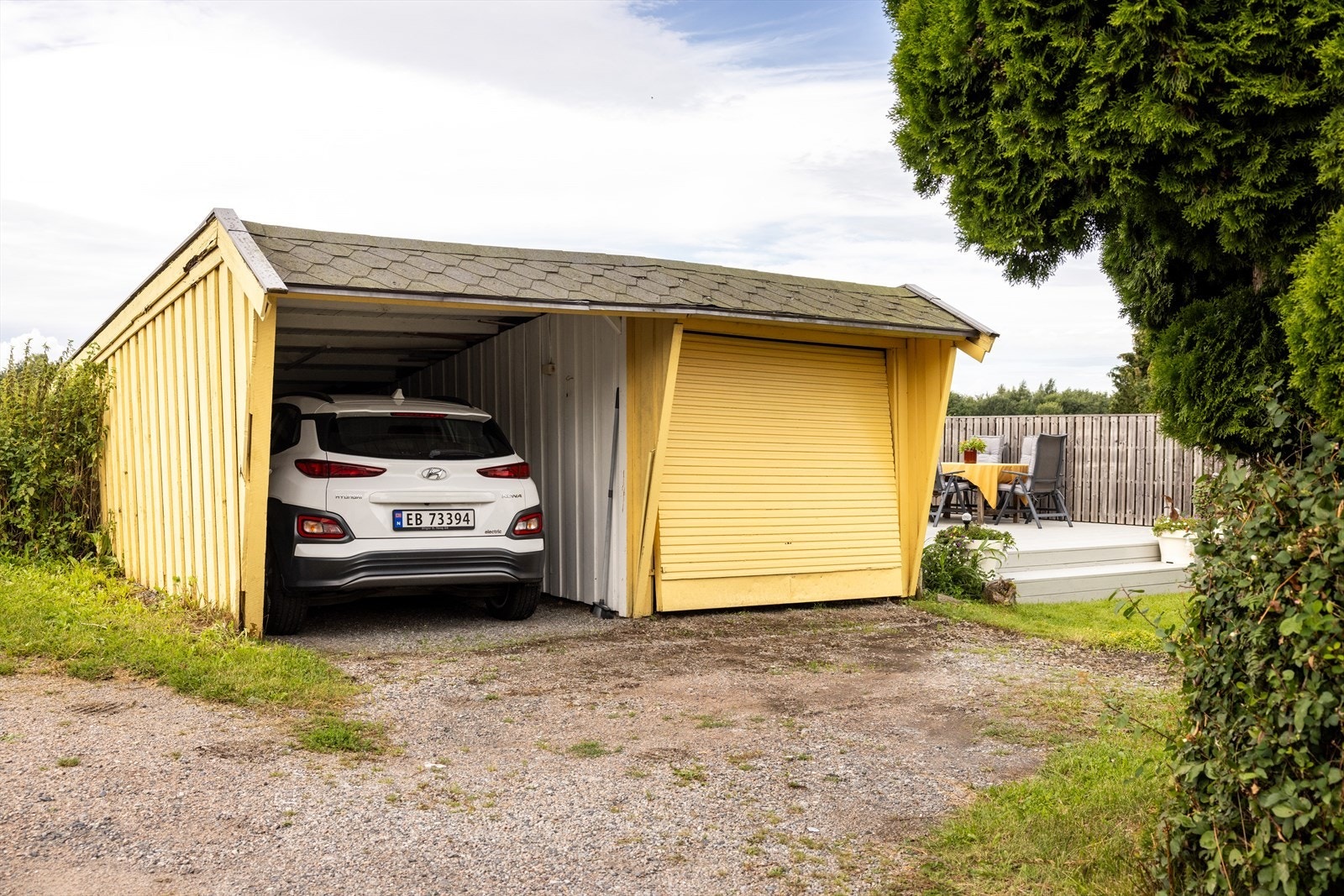 - Egen dobbeltgarasje hvor en plass er gjort om til carport. Det er ytterligere plass til 1-2 biler utenfor garasjen - Galleribilde