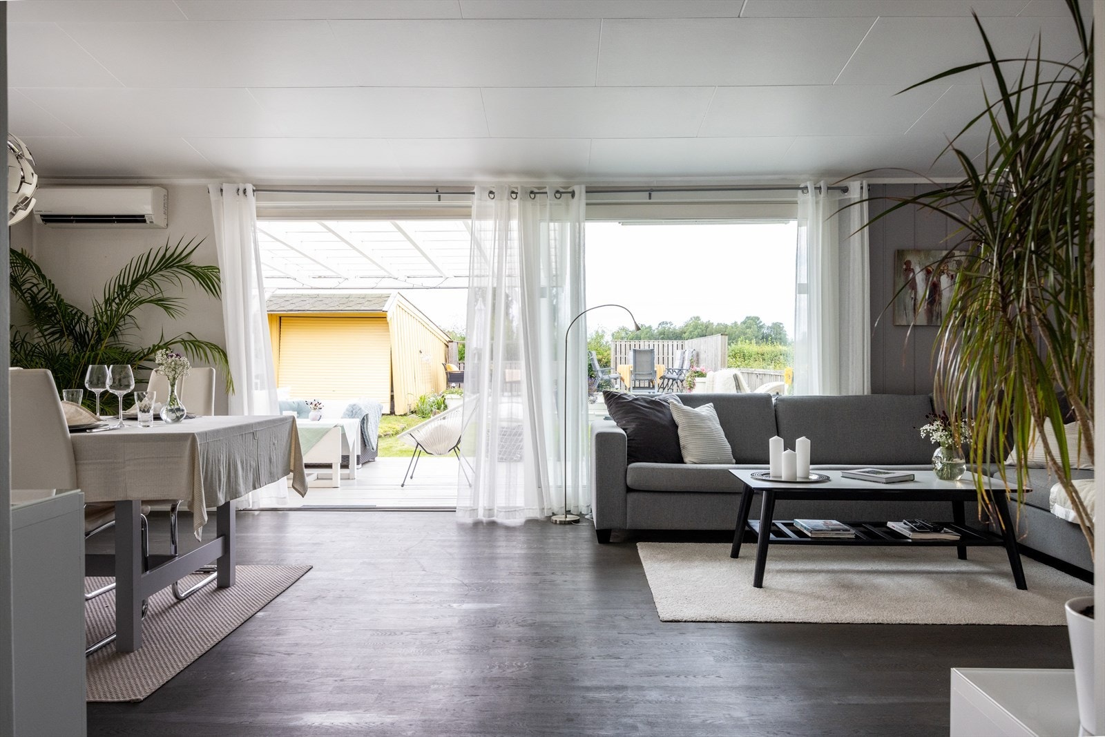 - Store vindusflater som gir rikelig med luft og lys i tillegg til utgang til markterrasse og hage - Galleribilde