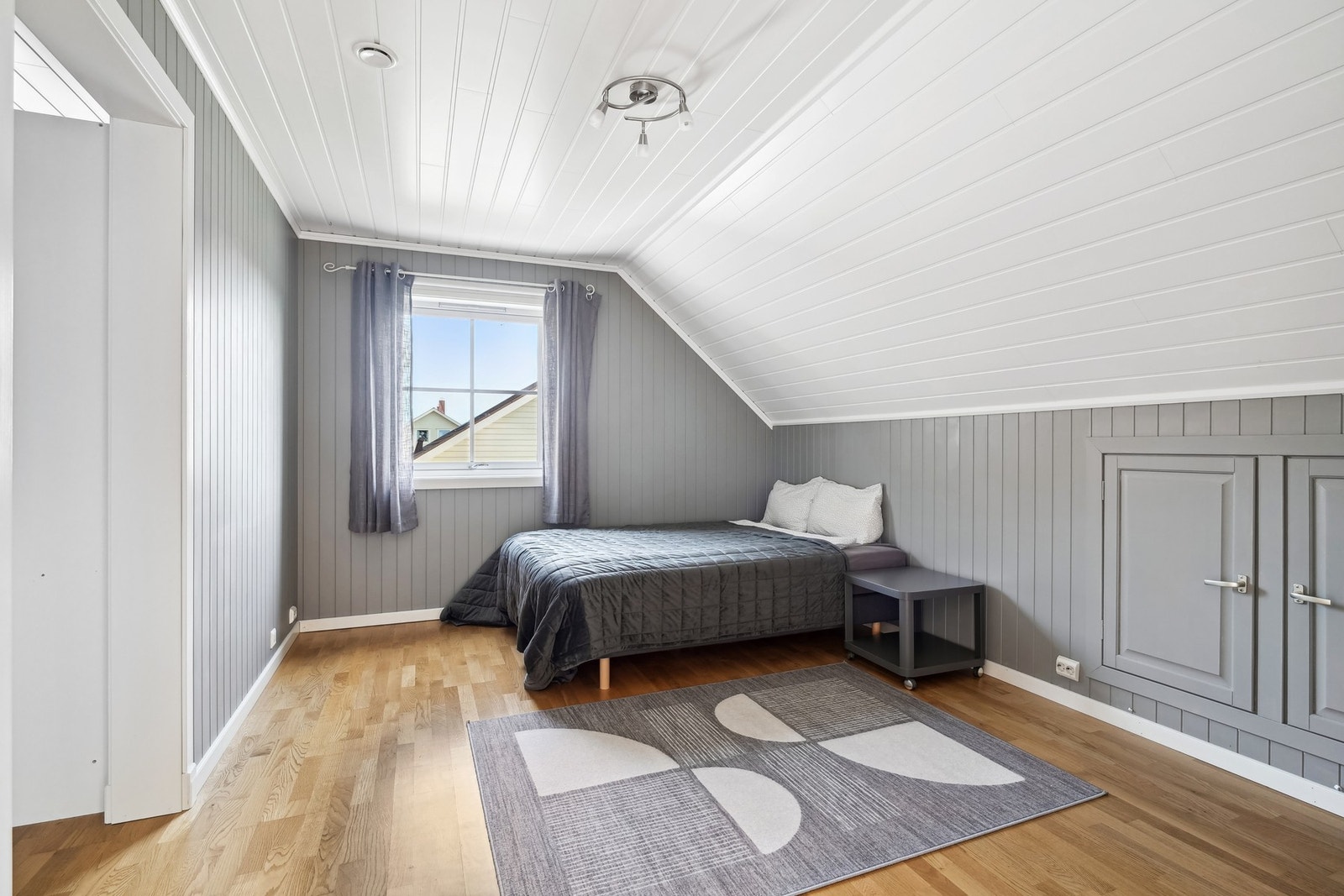 Soverom nr. 2 er på ca. 14 kvm. Det er plass til oppbevaring i raftekott. Galleribilde