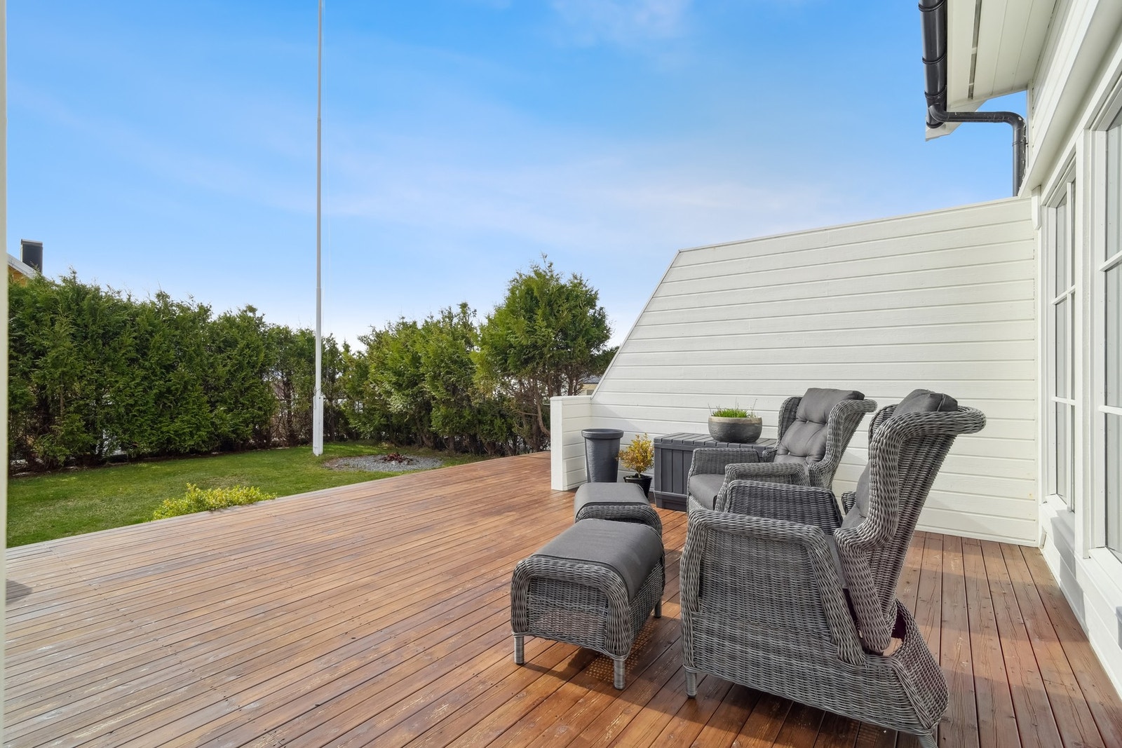 Vi tar turen til den store terrasse hvor du kan fritt innrede med utegrupper i flere soner samt solsenger og grillen. Galleribilde