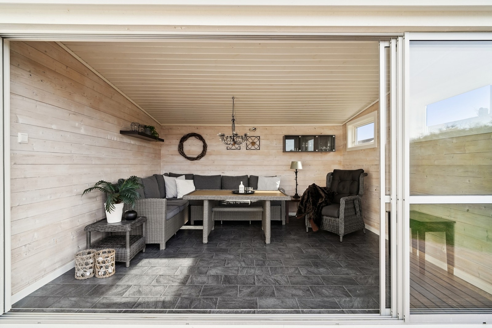 Hagestuen har laminat på gulvet og panel på vegger og tak. Innlagt strøm. Galleribilde