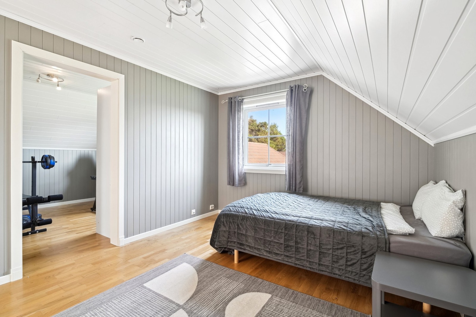 God plass til ønsket sengestørrelse og nattbord. Tilkomst til bod fra soverommet. Galleribilde