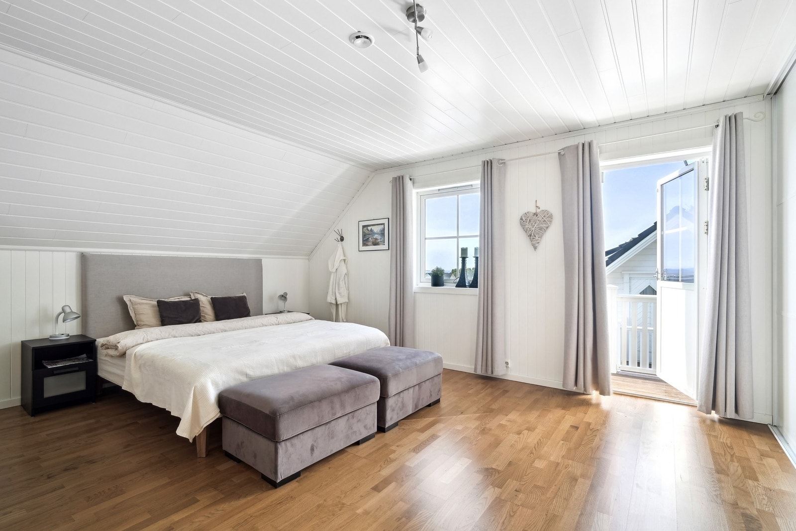 Det er to soverom på loftet. Hovedsoverommet er på ca. 28 kvm inkludert walk-in garderobe. Galleribilde