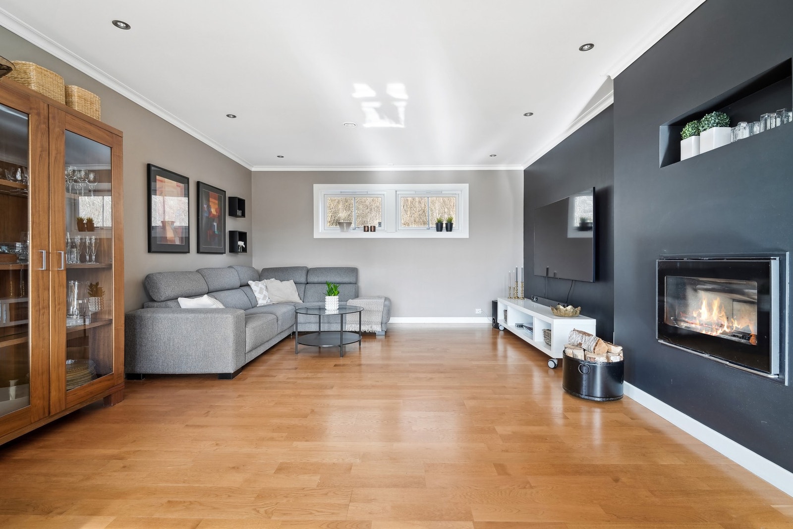 I stuen er det en egen tv-krok med plass til stor sofa for filmkvelder sammen med familien. Galleribilde