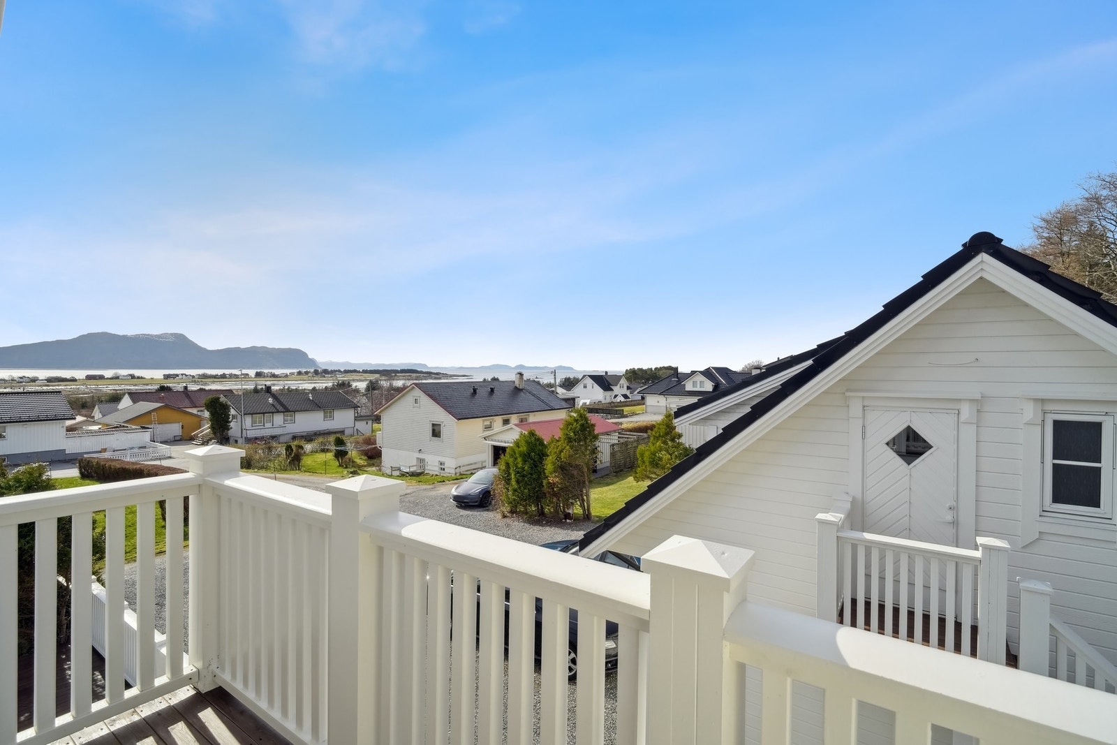 Utgang til vestvendt veranda på ca. 3 kvm med fantastisk utsikt mot Giske, Godøya og Runde. Galleribilde