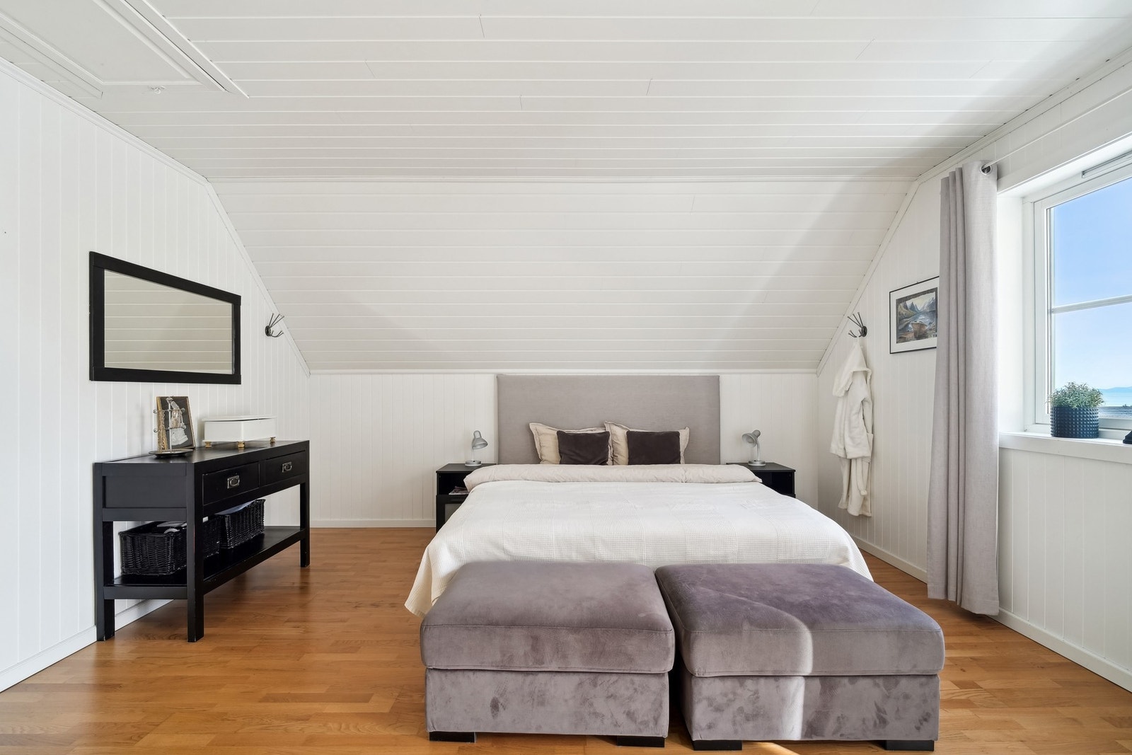 Hovedsoverommet har god plass til dobbeltseng og nattbord på hver side. Tilkomst til kryploft fra rommet. Galleribilde