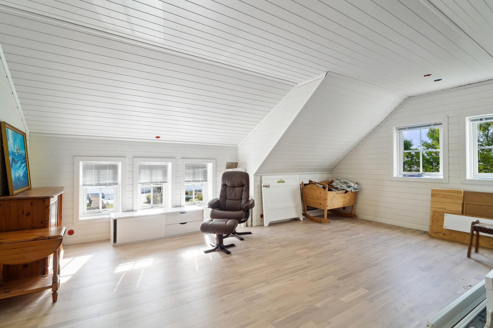 Hems på garasjen har parkett på gulv og MDF-panel på vegger. Innredning på hems er ikke omsøkt, se salgsoppgave for mer informasjon. Galleribilde