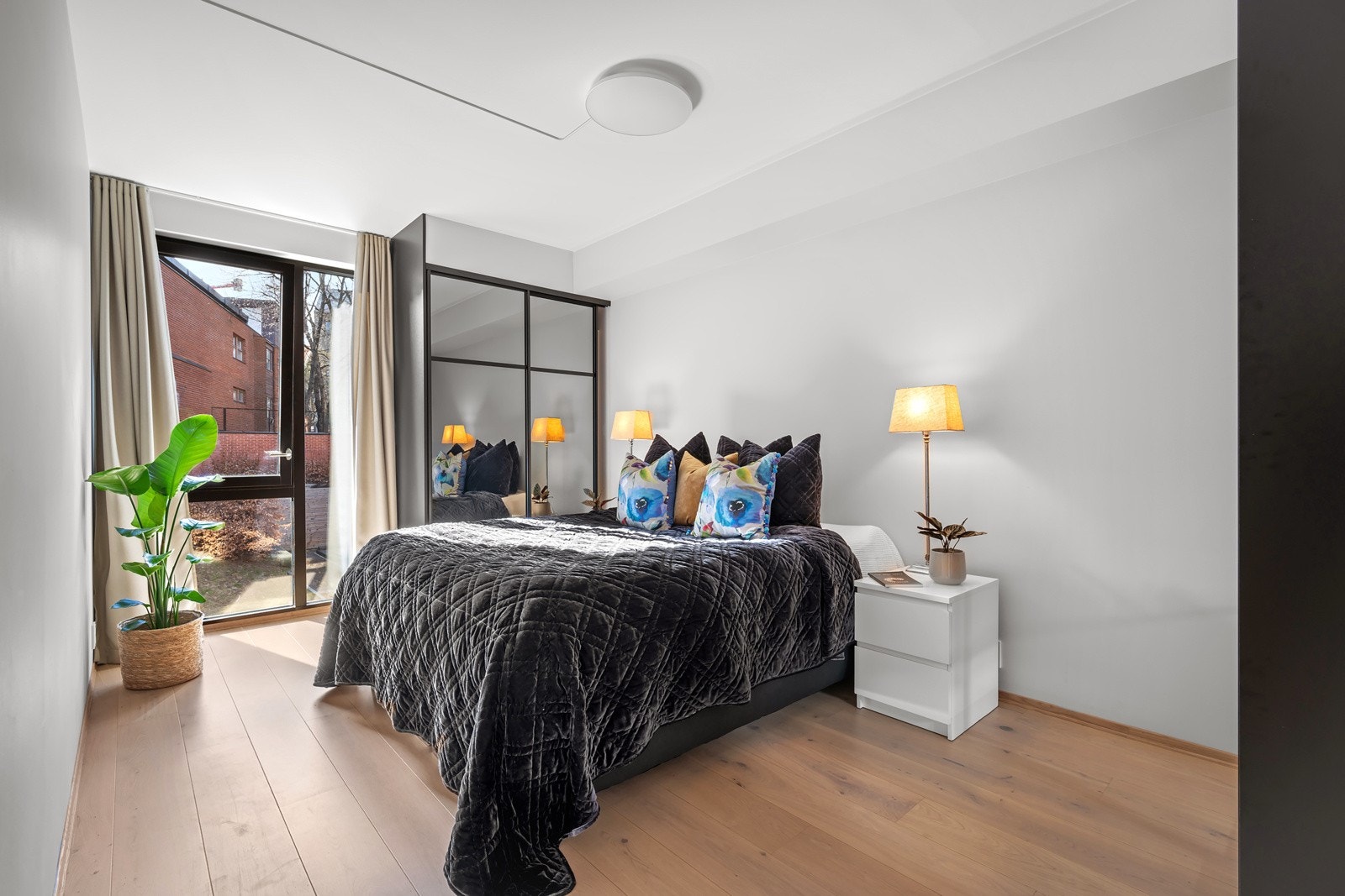 Leiligheten har tre lyse og innbydende soverom, alle med samme enstavs parkett som resten av boligen. Galleribilde