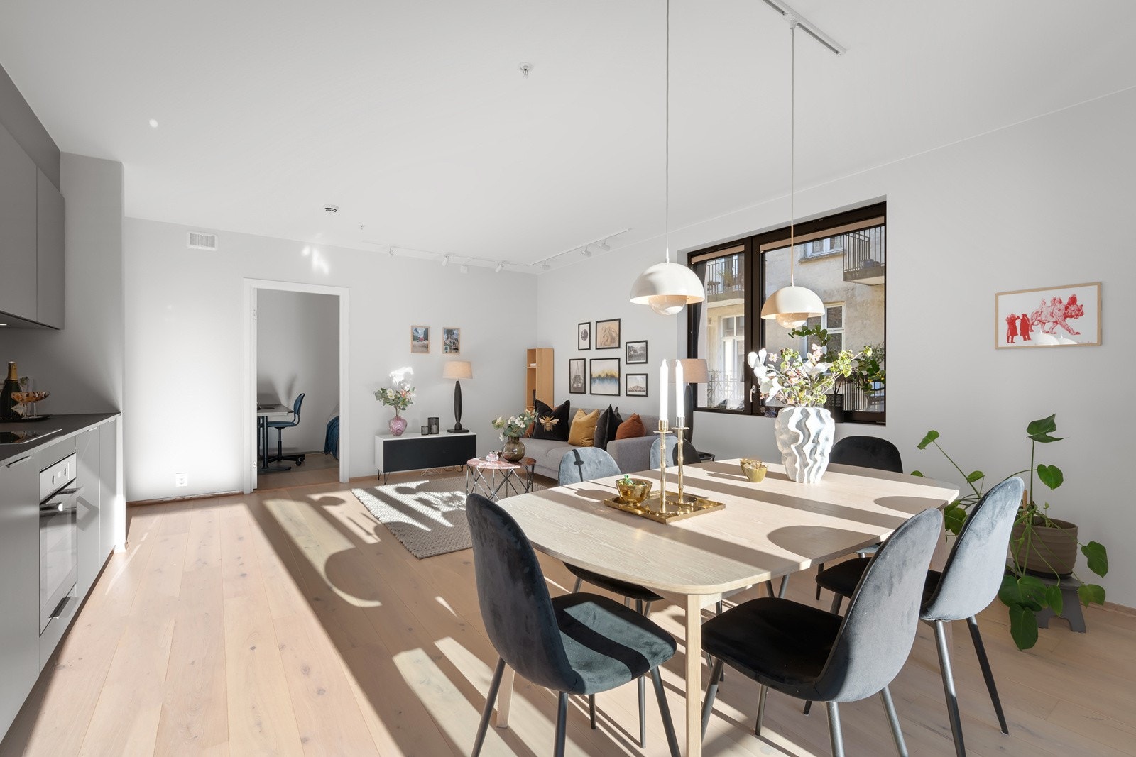I tillegg til det naturlige lysinnslippet, er det både spotskinner ved sofasonen og takpunkt for belysning ved spisesonen. Galleribilde